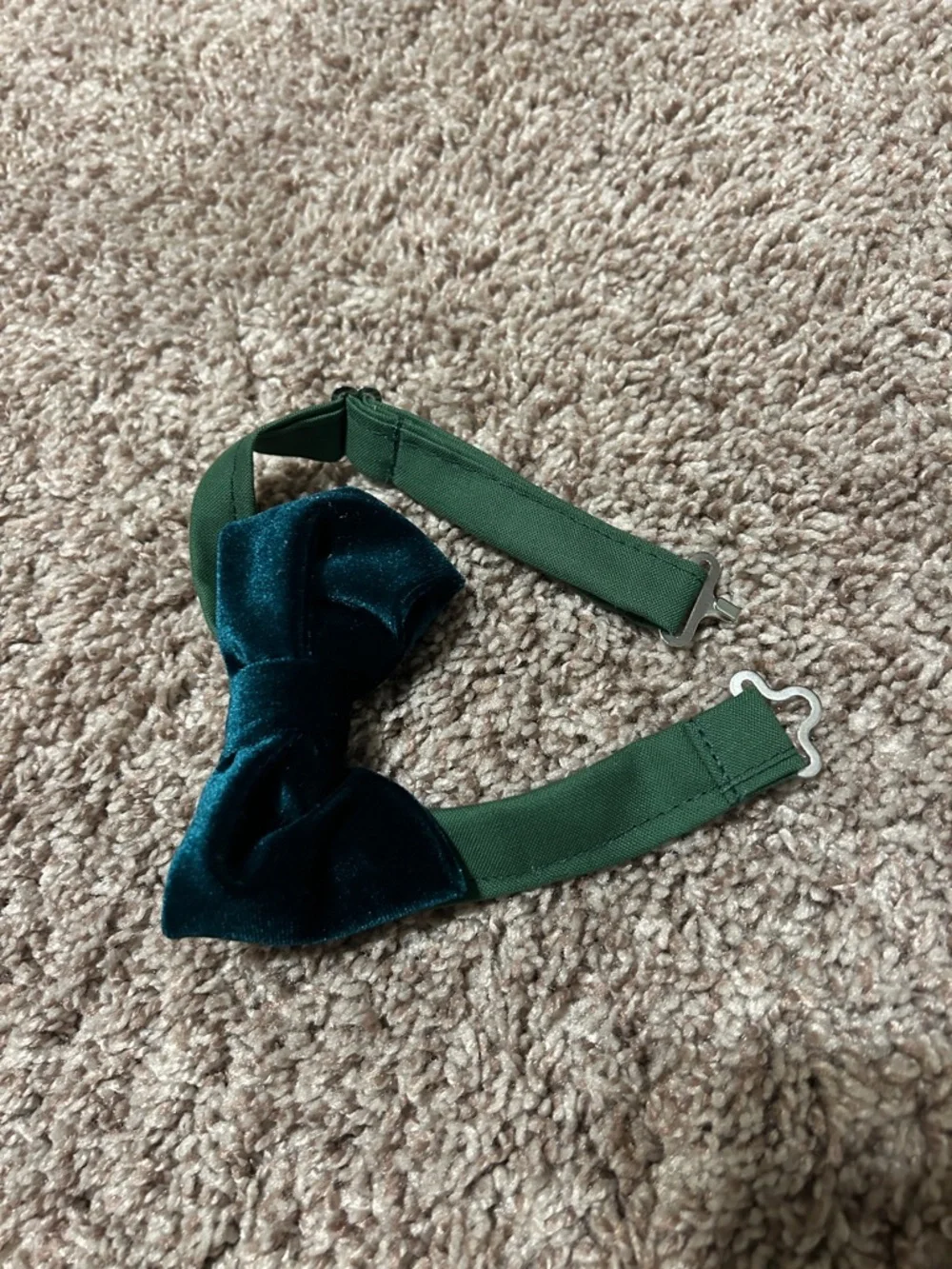 Green Velvet Bow Tie - Unbranded